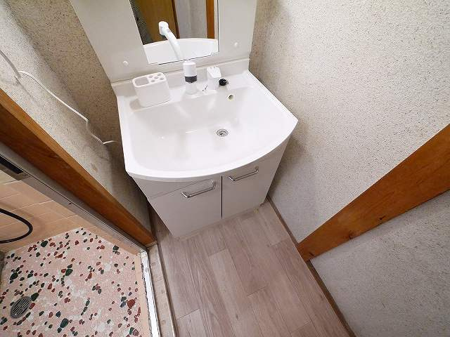 奈良市南紀寺町5丁目　テラスの独立洗面台|独立洗面台、朝の身支度には欠かせません