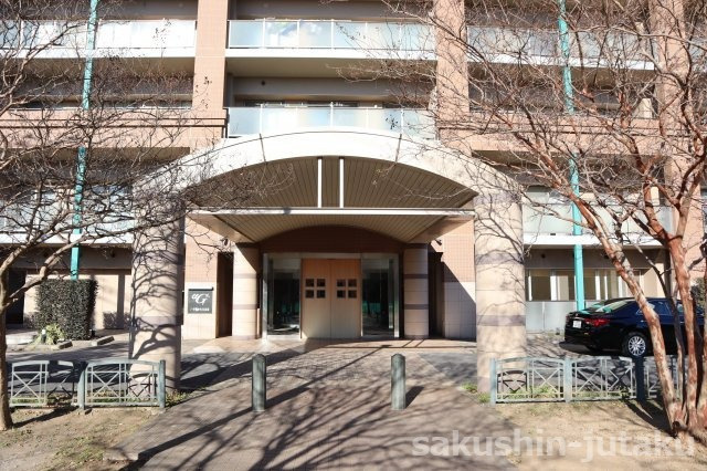 アルファグランデ八千代中央弐番街のエントランス|アルファグランデ八千代中央弐番街　３階部分　リフォーム住宅　総戸数１７９戸のビッグコミュニティ　ペット飼育可　充実した共有施設（マルチプレイルーム・キッズルーム有り）　オートロック
