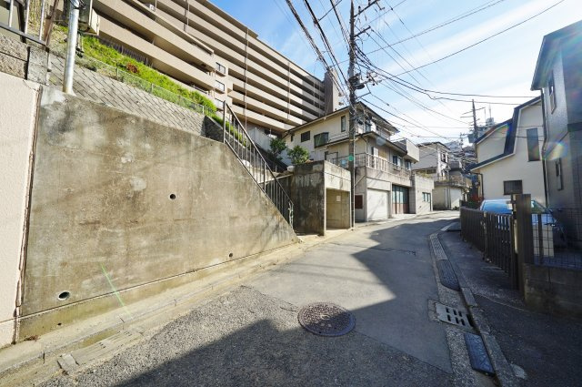 保土ヶ谷駅からほぼ平坦徒歩１３分！ＬＤＫ19.6帖の4ＬＤＫ♪保土ヶ谷区瀬戸ヶ谷町新築戸建ての前面道路含む現地写真