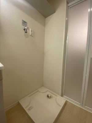 【設備】 | リヴェールシャトー綱島【SHM】 | 洗面所内、シャンプードレッサー横にある室内洗濯機置き場です♪