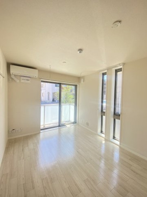 【居間・リビング】 | リヴェールシャトー綱島【SHM】 | バルコニーに繋がる南西向き角部屋二面採光10帖のLDK！