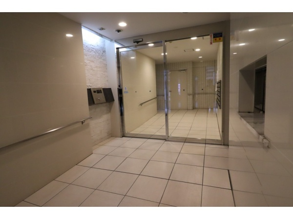 センチュリー横濱鶴見(鶴見区本町通3丁目）のエントランス|清潔なエントランスです