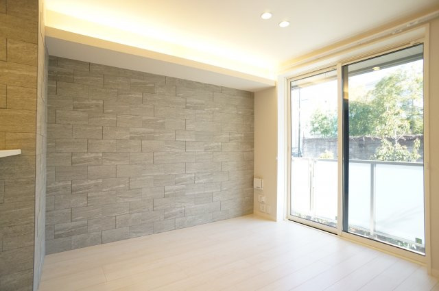 仮）江戸川区北小岩6丁目シャーメゾンの居間・リビング|アクセントウォールと間接照明がポイントのリビング♪