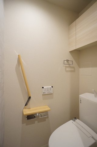 仮）江戸川区北小岩6丁目シャーメゾンのトイレ|トイレ(温水洗浄便座）上部には棚あり♪