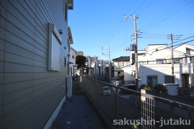 大和田　戸建　の外観|敷地の西側は道路になっております。通風良好。開放的。