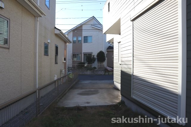 大和田　戸建　の駐車場|大和田　戸建　平成２５年建築　アットホームセンター施工　土地５０坪・建物３４．５坪　南西側６ｍ公道面　両面道路　