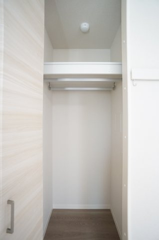 Ｓｈａ　Ｍａｉｓｏｎ　ＫＯＷＡの収納|奥行きのあるクローゼット