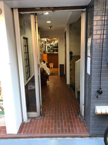 新宿区西新宿１丁目の店舗事務所のエントランス
