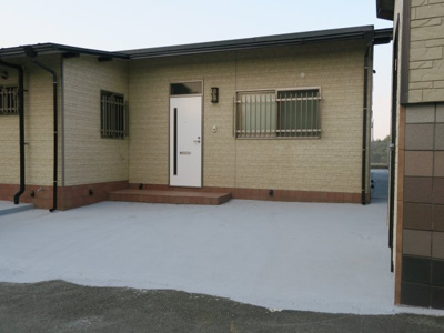 【駐車場】 | 野添町貸家 | 家の前に駐車場2台スペースがあるので雨の日でも安心ですね。