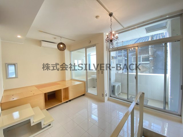 U residence 弁天町の居間・リビング