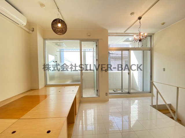 U residence 弁天町の居間・リビング