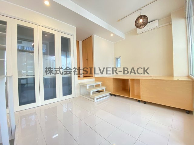 U residence 弁天町の居間・リビング