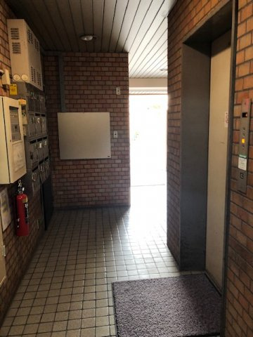 篠原ビルのエントランス