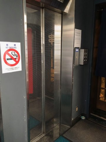 ユースメディアビルのロビー