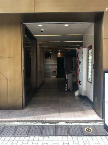 第三岩月ビルのエントランス