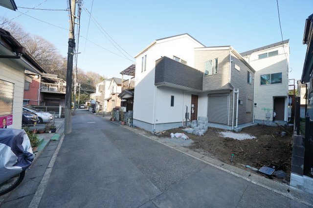 リビング階段や対面式キッチンなどファミリーにおすすめの間取り♪保土ヶ谷区川島町新築戸建ての前面道路含む現地写真