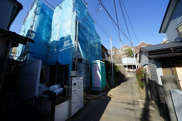 星川駅徒歩１０分の緑豊かな住環境♪ＬＤＫ１６．３帖の３ＬＤＫ！保土ヶ谷区峰岡町２丁目新築戸建ての前面道路含む現地写真