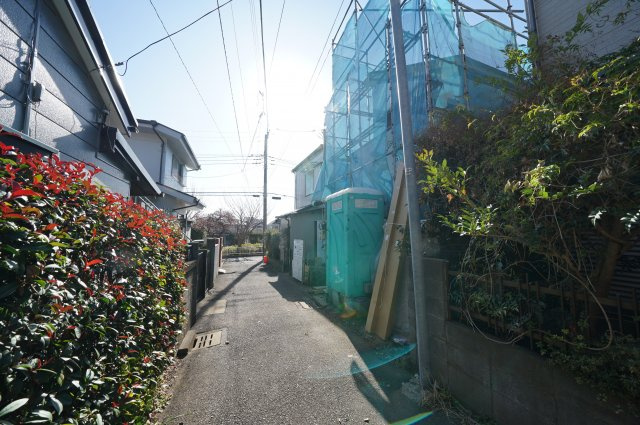 星川駅徒歩１０分の緑豊かな住環境♪ＬＤＫ１６．３帖の３ＬＤＫ！保土ヶ谷区峰岡町２丁目新築戸建ての前面道路含む現地写真