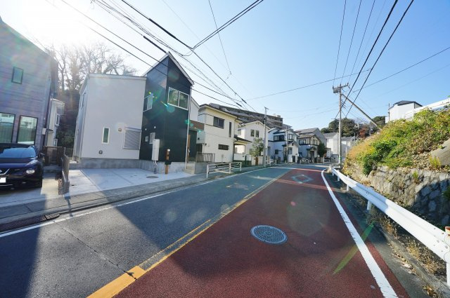 保土ヶ谷駅から徒歩平坦１７分！ＬＤＫ１６帖の４ＬＤＫ♪保土ヶ谷区岩崎町新築戸建ての前面道路含む現地写真