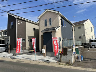 【外観】 | 外構もが完成！サッシはLIXIL製サーモスⅡ-H（Low-eガラス）、断熱材は隅々まで行き届いた発泡ウレタン使用で、グレードの高い家仕様をしてます。