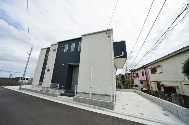 角地で開放感のある高台の住宅街！カースペース２台♪全居室６帖以上。保土ヶ谷区岩崎町新築戸建ての外観