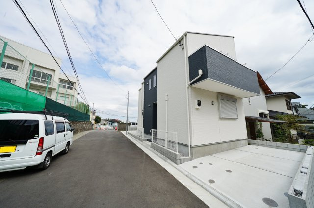 角地で開放感のある高台の住宅街！カースペース２台♪全居室６帖以上。保土ヶ谷区岩崎町新築戸建ての前面道路含む現地写真