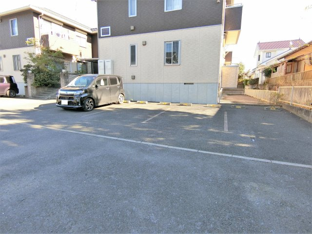プリムローズ弐番館の駐車場