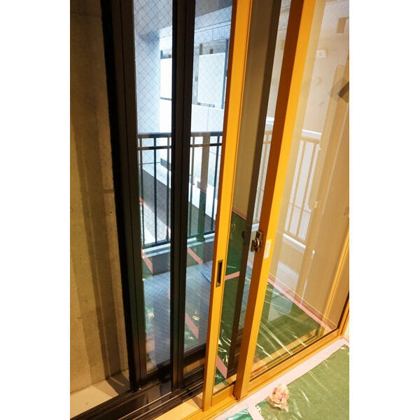 「防音マンション」ラシクラス目白通りの展望|2重ならぬ3重サッシの窓です。防音対策はばっちりです。