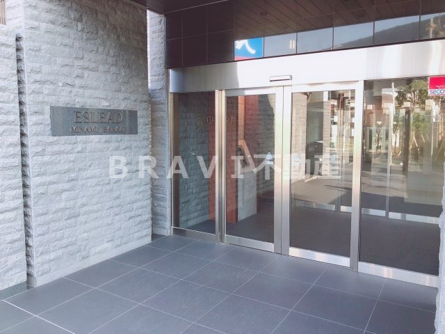 エスリード南茨木　BRAVI不動産のエントランス|【エスリード南茨木】落ち着いたエントランスです