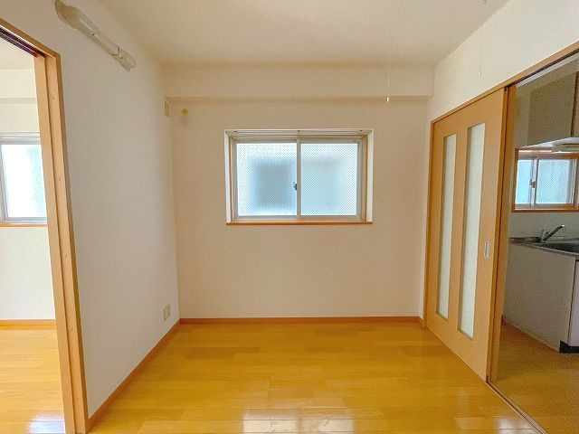 PERLA南川添Ⅱの居間・リビング|こちらの居間で趣味の時間をお楽しみください