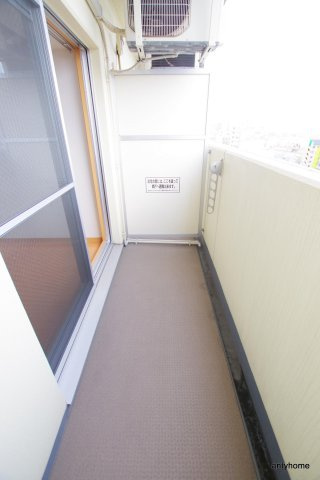 ONEROOFFLATTENJINBASHI(旧:シャルマンフジ天神橋)のバルコニー