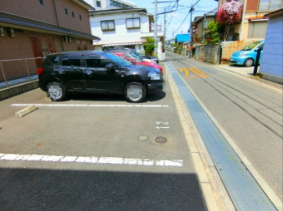 クレストコートＢ棟の駐車場