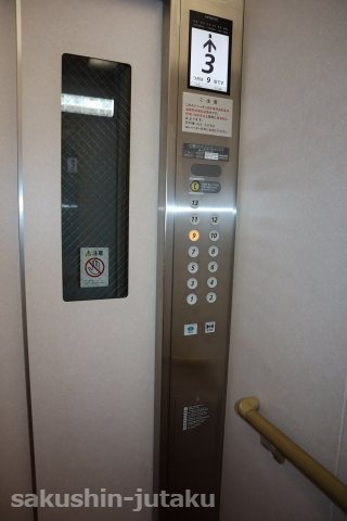幕張ファミールハイツ　３号棟のその他共用部分|２住戸に一基のエレベーター　停止階です