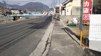 【前面道路含む現地写真】 | 見通しのよい広い前面道路♪
駐車もしやすい広い道路幅です◎