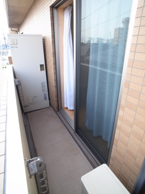 【バルコニー】 | レジデンスさむかわ | バルコニーの奥には、電気温水器！