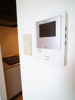 【セキュリティ】 | レジデンスさむかわ | ＴＶモニターフォンで初めての一人暮らしでも安心ですね。