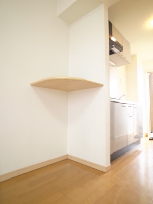 【設備】 | レジデンスさむかわ | 小ぶりなかわいい棚付き。　デスクにも、物置場にもＧｏｏｄ