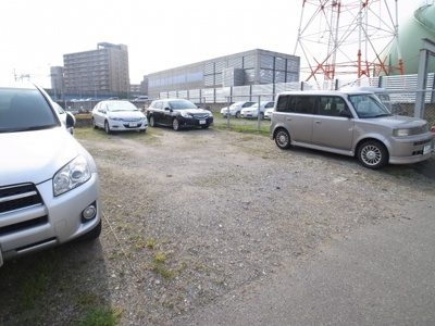 【駐車場】 | レジデンスさむかわ | 駐車場は徒歩12秒！　5000円（+税）/月