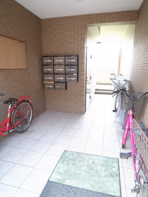 【エントランス】 | レジデンスさむかわ | 集合ポストは1階エントランス部分に。