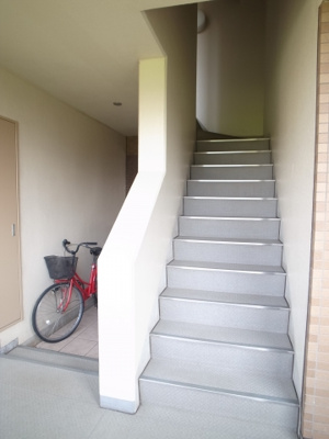 【その他共用部分】 | レジデンスさむかわ | 屋根付き階段なので、雨の日も安心♡