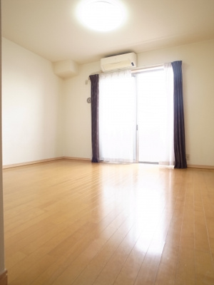 【居間・リビング】 | レジデンスさむかわ | ワングレード広い8.5帖フローリング。