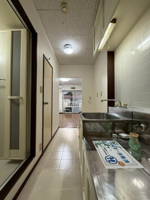 【玄関】 | エスペランサ | 玄関から室内への景観です！右手にキッチン、左手に浴室があります★