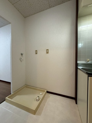 【設備】 | エスペランサ | キッチン横にある室内洗濯機置き場です♪防水パンが付いているので万が一の漏水にも安心です！