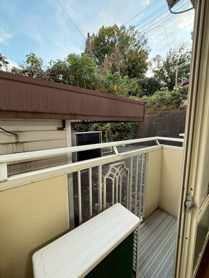 【バルコニー】 | エスペランサ | バルコニーは南向きで陽当たり良好！お洗濯物は一日を通してよく乾きそうですね！気分転換をするにも最適です☆