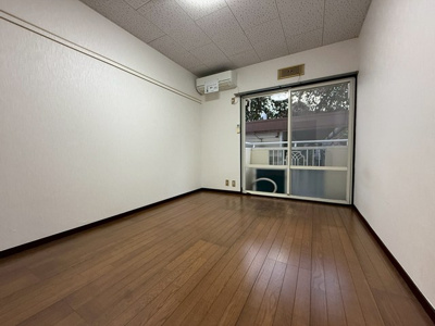 【洋室】 | エスペランサ | 南向き洋室6帖☆バルコニーに繋がる陽当たりの良いお部屋です！エアコン付きで1年中快適に過ごせますね☆