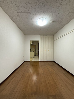 【寝室】 | エスペランサ | 南向き洋室6帖☆収納スペースのあるお部屋です！荷物をたっぷり収納できてお部屋がすっきり片付きます☆