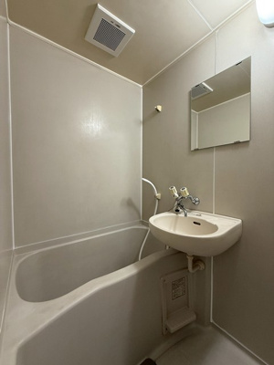 【浴室】 | エスペランサ | バスルームは洗面台付きの2点ユニットです♪お風呂に浸かって一日の疲れもリフレッシュ♪