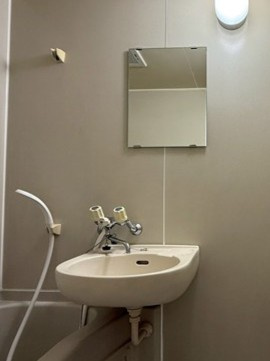 【洗面所】 | エスペランサ | バスルームにある洗面台です！鏡の前で身支度ばっちりできちゃいます◎