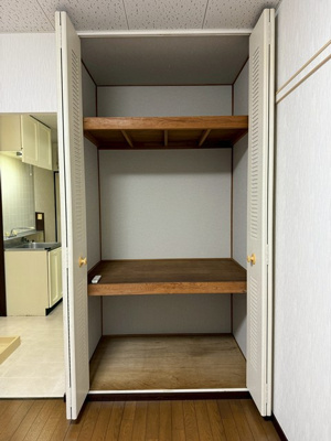 【収納】 | エスペランサ | 洋室6帖のお部屋にある収納スペースです！高さがある収納スペースでかさ張るお荷物もすっきり！