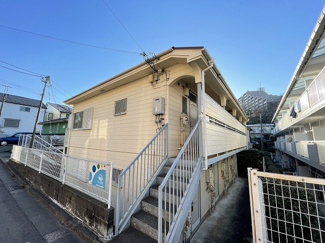 【外観】 | 小田急小田原線「百合ヶ丘」駅まで徒歩6分！コンビニが近くて便利な立地の2階建てアパートです♪